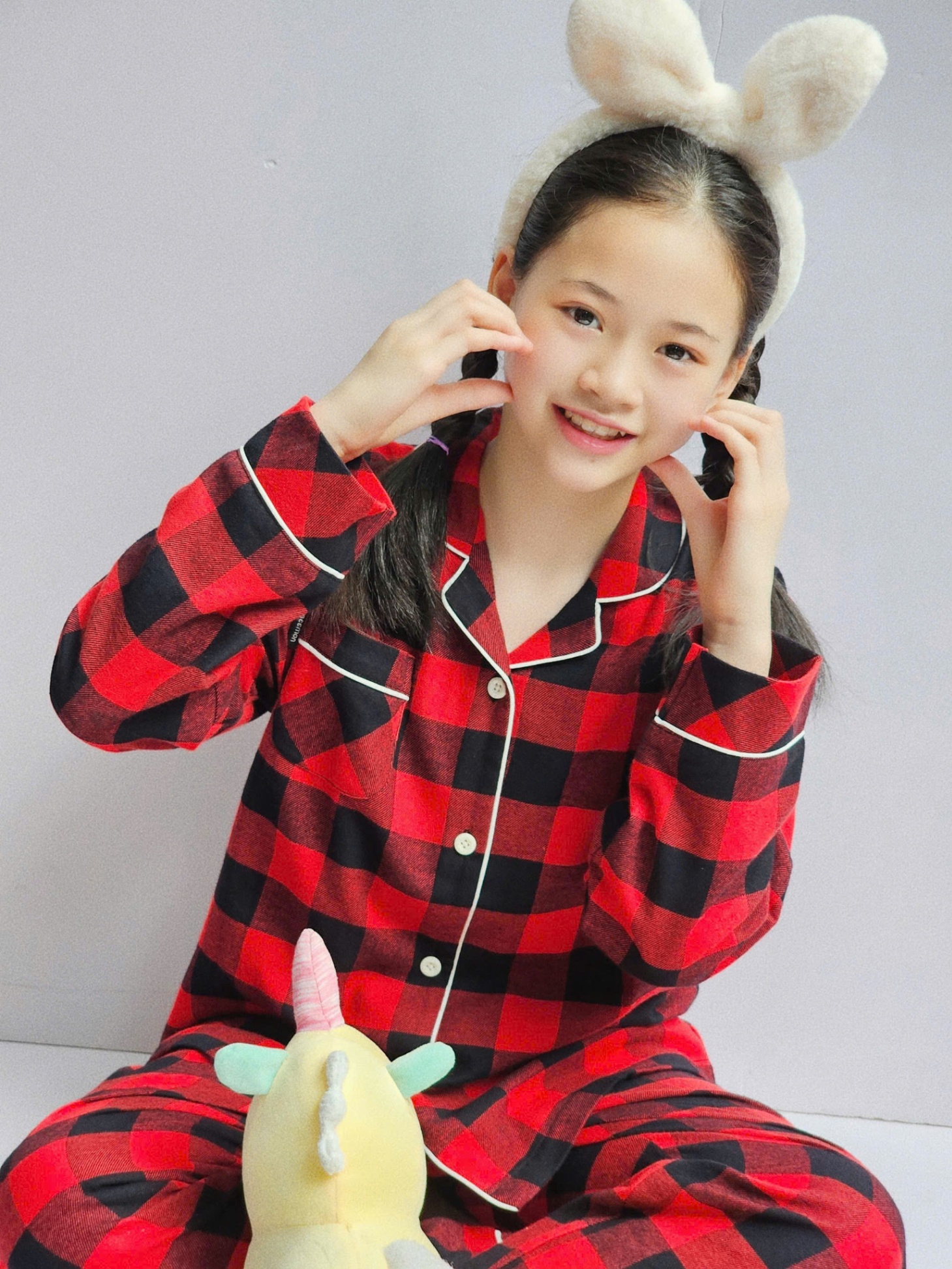 Bộ mặc nhà pijama cho bé, viền áo trắng, họa tiết kẻ đen phối đỏ