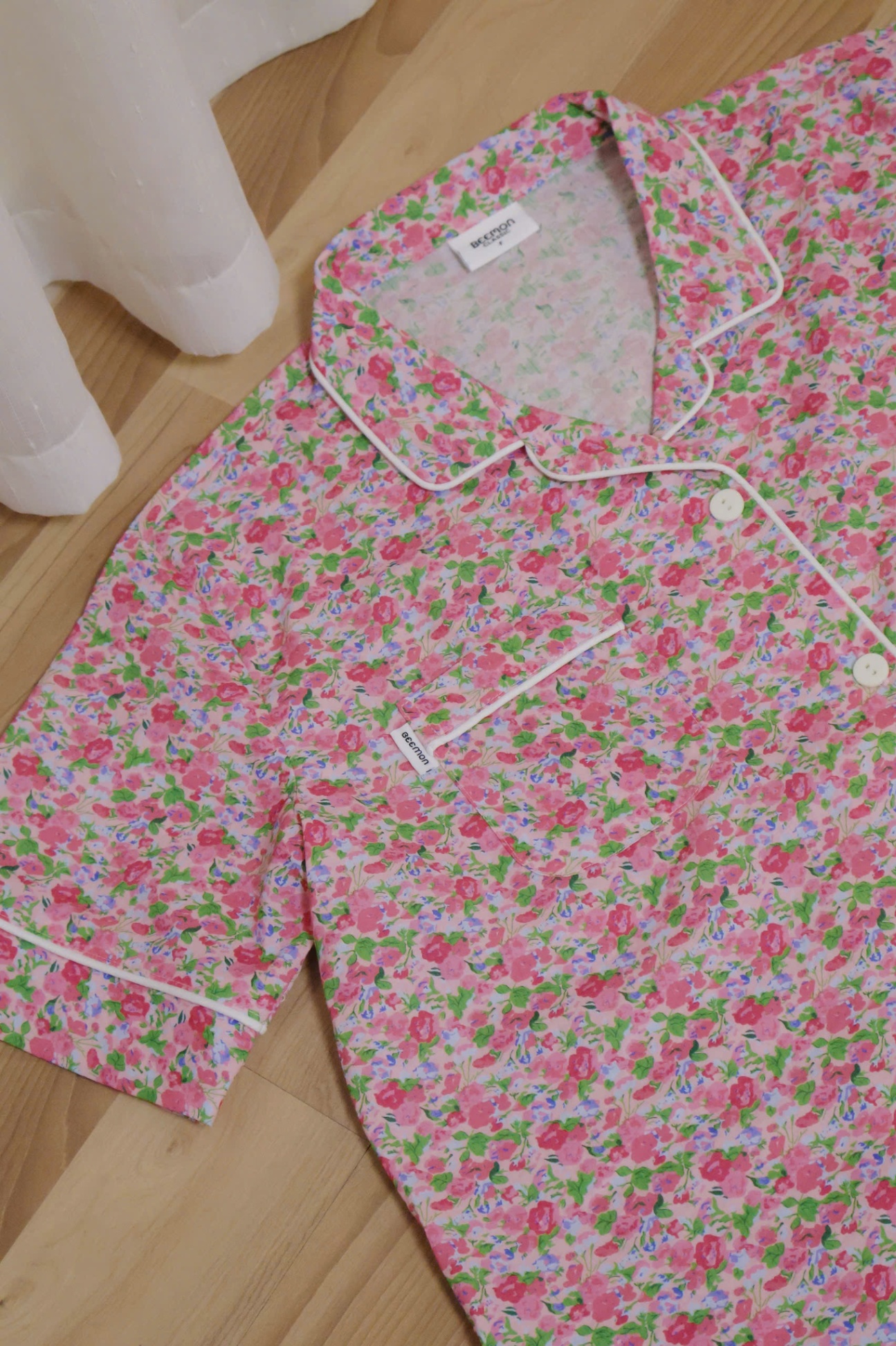 Bộ mặc nhà Beemon cho người lớn.áo cổ pijama, quần đùi, viền trắng, 2 màu