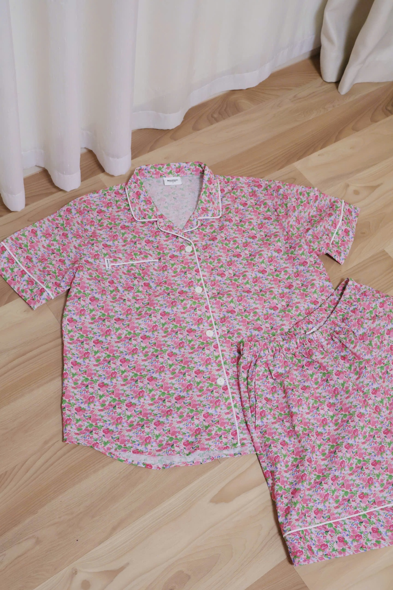 Bộ mặc nhà Beemon cho người lớn.áo cổ pijama, quần đùi, viền trắng, 2 màu