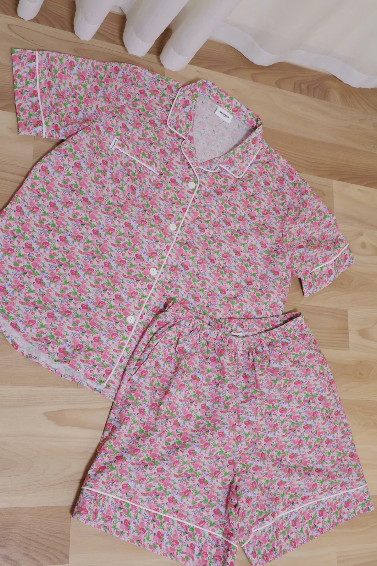 Bộ mặc nhà Beemon cho người lớn.áo cổ pijama, quần đùi, viền trắng, 2 màu