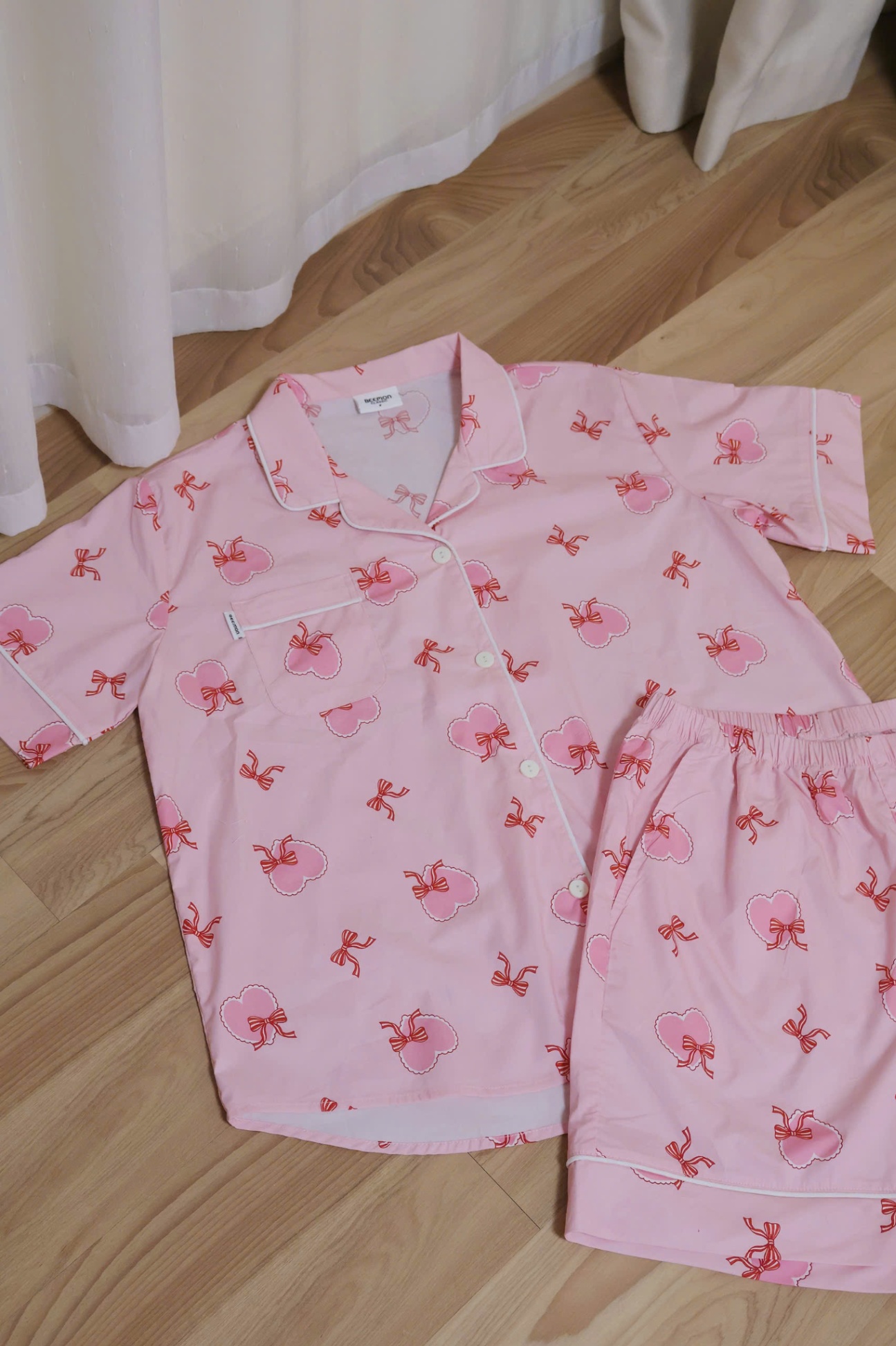Bộ mặc nhà Beemon cho người lớn.áo cổ pijama, quần đùi, viền trắng, 2 màu