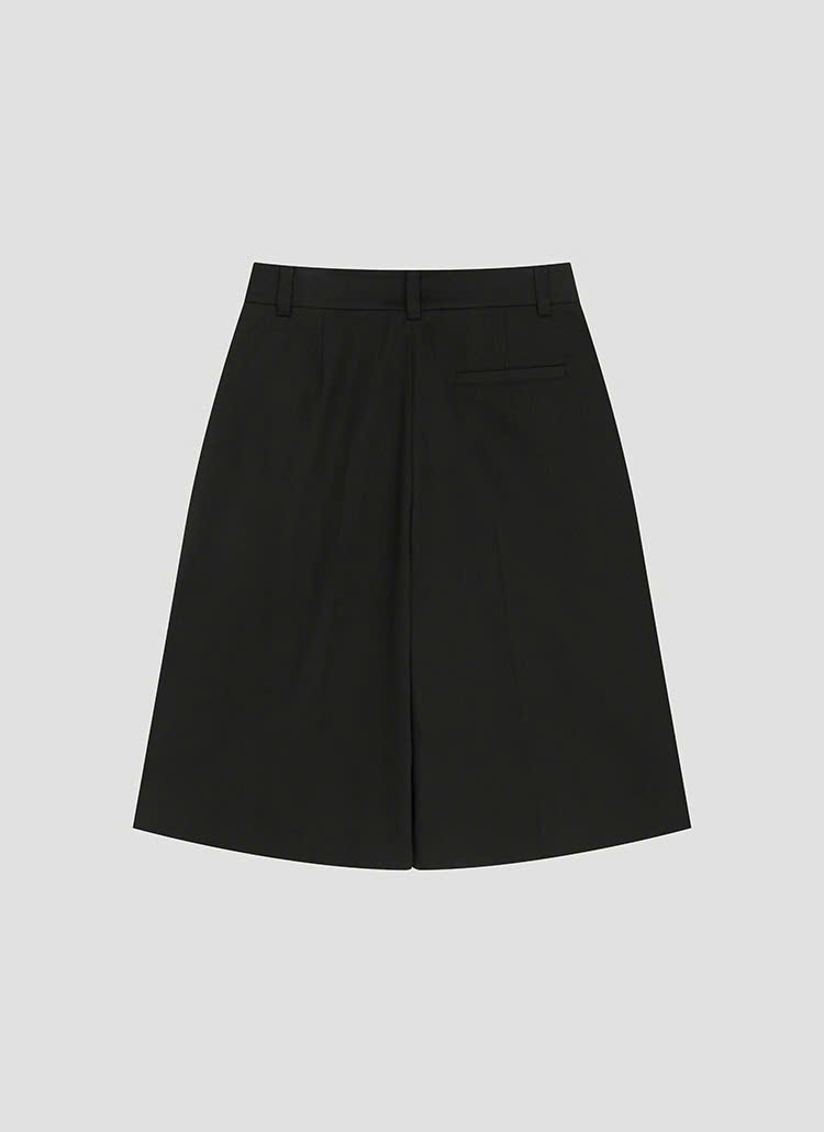 Quần short dài may xếp ly 1 ly, cạp thường, có đỉa, 3 màu