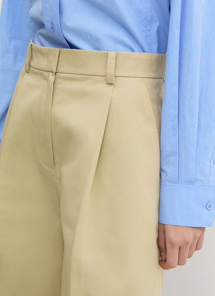 Quần short dài may xếp ly 1 ly, cạp thường, có đỉa, 3 màu