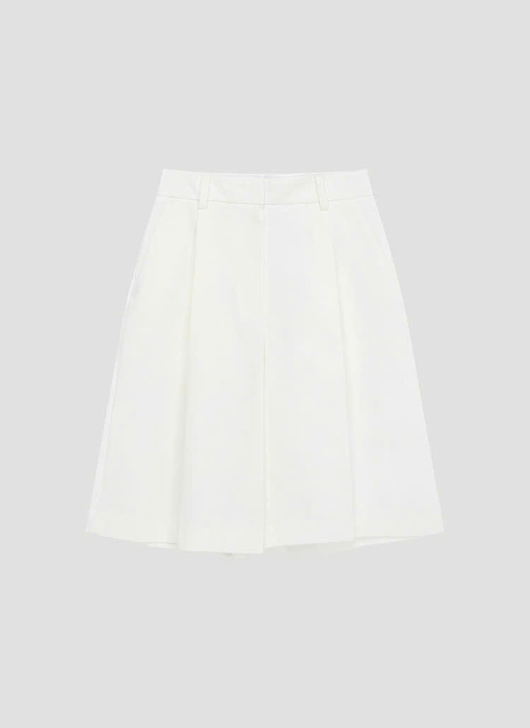 Quần short dài may xếp ly 1 ly, cạp thường, có đỉa, 3 màu
