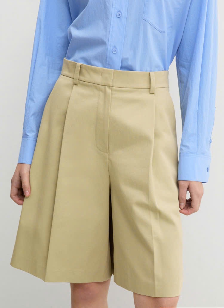 Quần short dài may xếp ly 1 ly, cạp thường, có đỉa, 3 màu