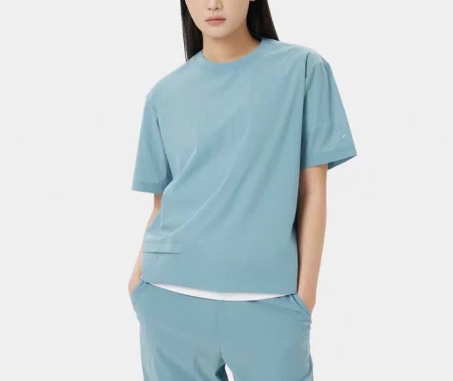 Áo phông cổ tròn, ngắn tay, nắp túi nhỏ, 2 màu