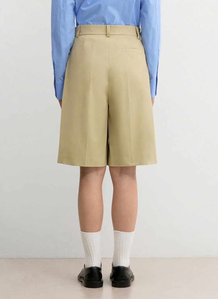 Quần short dài may xếp ly 1 ly, cạp thường, có đỉa, 3 màu
