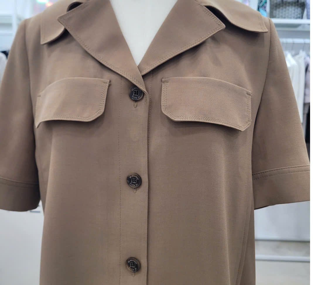 Sơ mi cổ vest, ngắn tay, nắp túi ngực, xẻ hông, 1 màu nâu