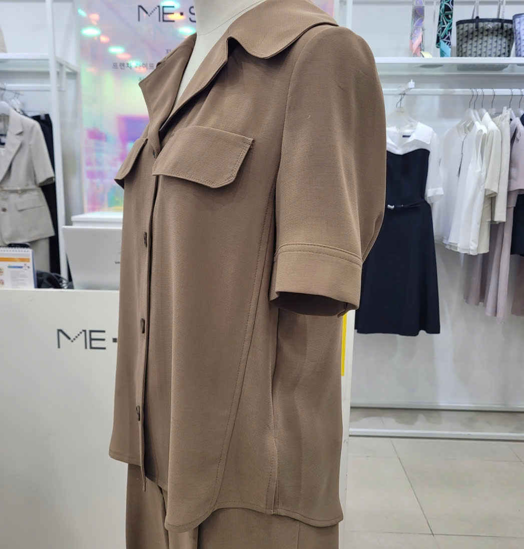 Sơ mi cổ vest, ngắn tay, nắp túi ngực, xẻ hông, 1 màu nâu