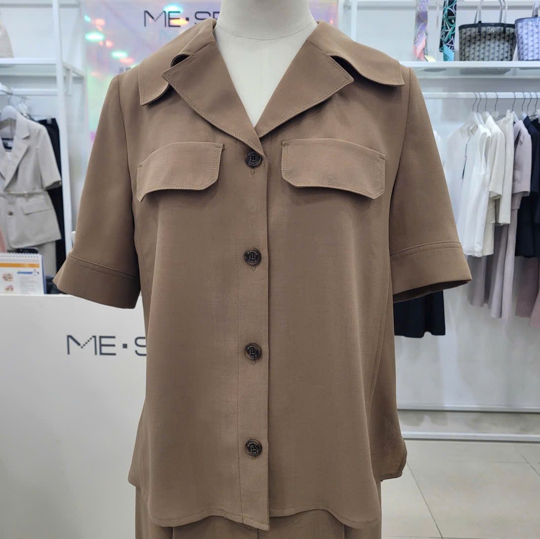Sơ mi cổ vest, ngắn tay, nắp túi ngực, xẻ hông, 1 màu nâu