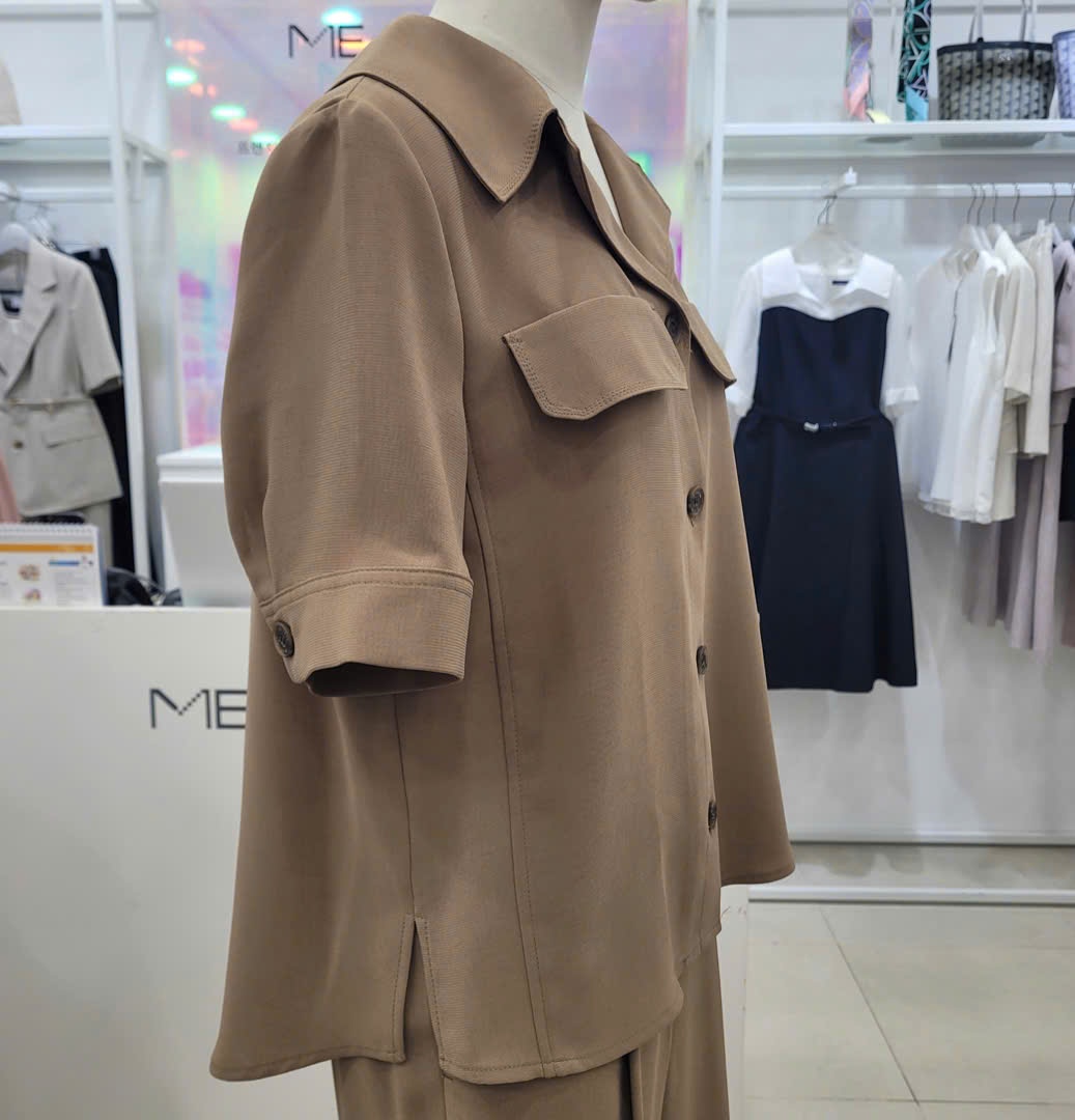 Sơ mi cổ vest, ngắn tay, nắp túi ngực, xẻ hông, 1 màu nâu