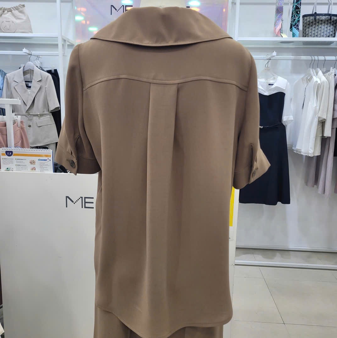 Sơ mi cổ vest, ngắn tay, nắp túi ngực, xẻ hông, 1 màu nâu