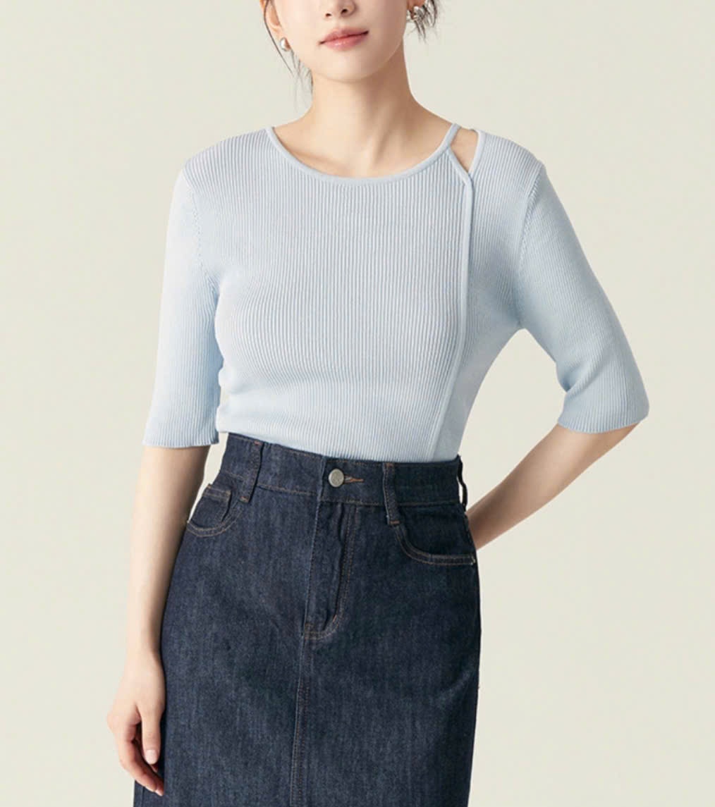 Áo mongtoghi , cổ tròn, hở 1 bên cổ, tay lửng, 1 màu xanh