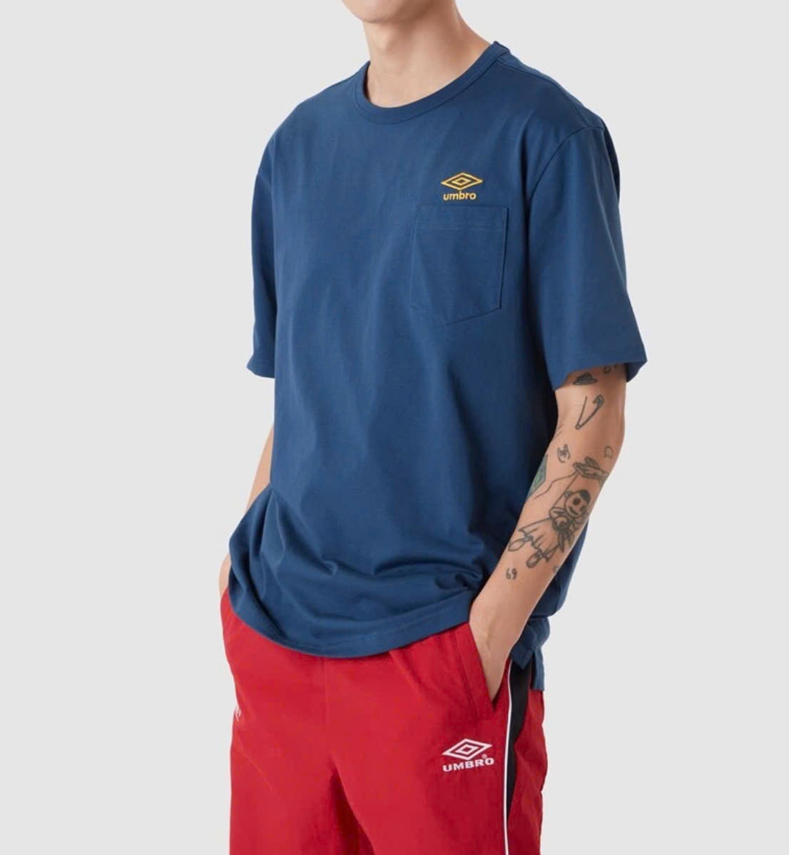 Áo phông cổ tròn, ngắn tay, túi ngực, trên túi chữ umbro nhỏ, 3 màu