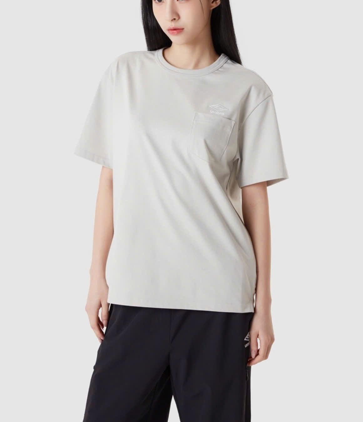 Áo phông cổ tròn, ngắn tay, túi ngực, trên túi chữ umbro nhỏ, 3 màu