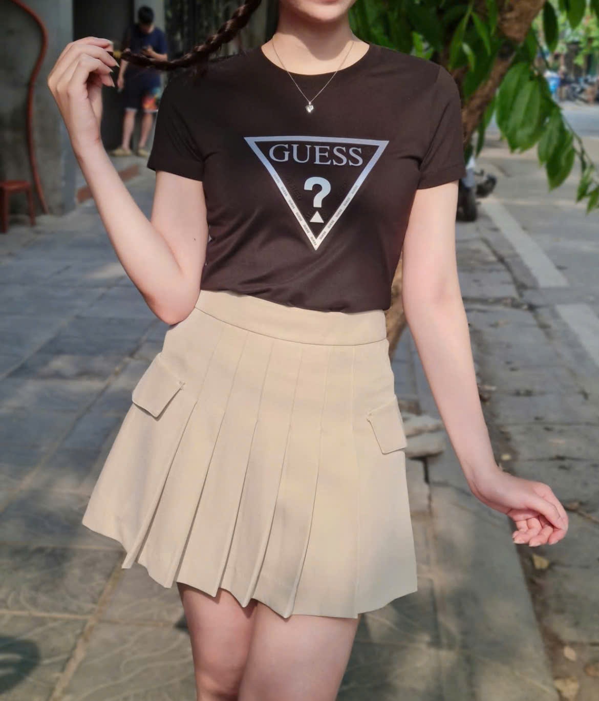 Chân váy xếp ly trước , 2 túi chéo, 1 màu
