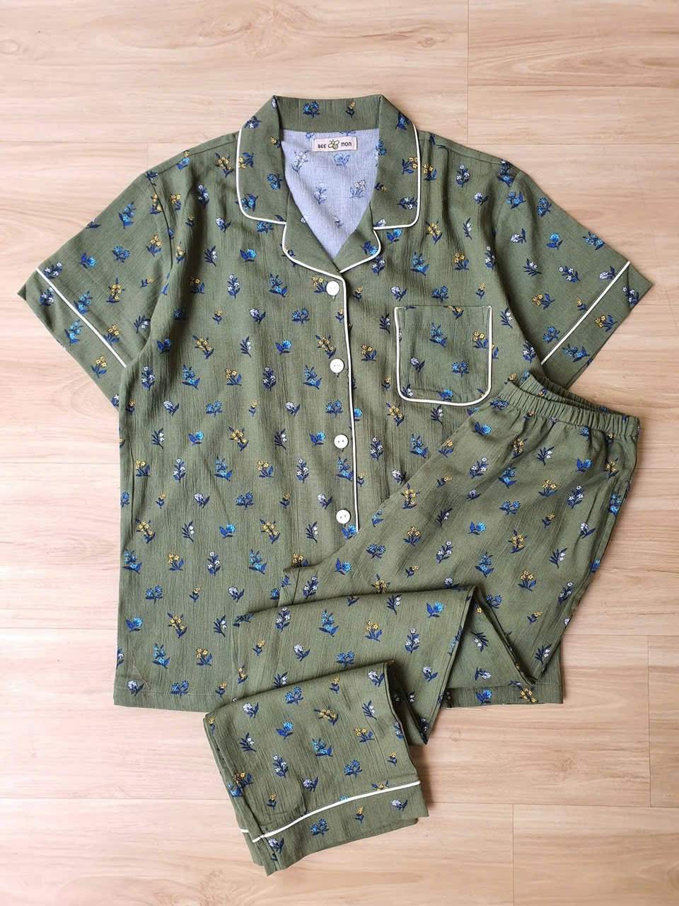 Bộ mặc nhà Beemon người lớn, áo cổ pijama, ngắn tay, quần dài, họa tiết hoa nhí,