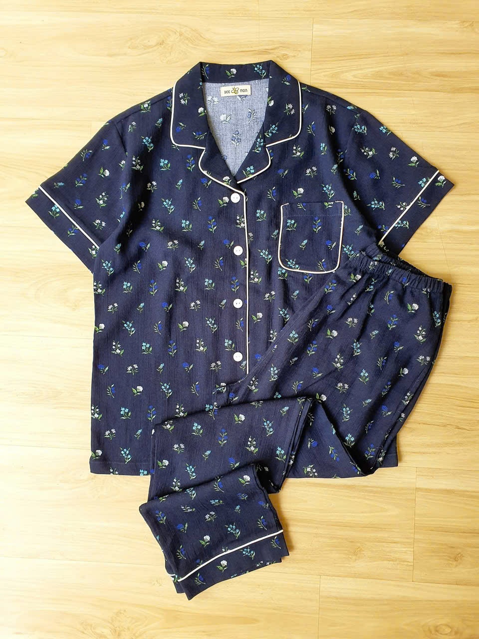 Bộ mặc nhà Beemon người lớn, áo cổ pijama, ngắn tay, quần dài, họa tiết hoa nhí,