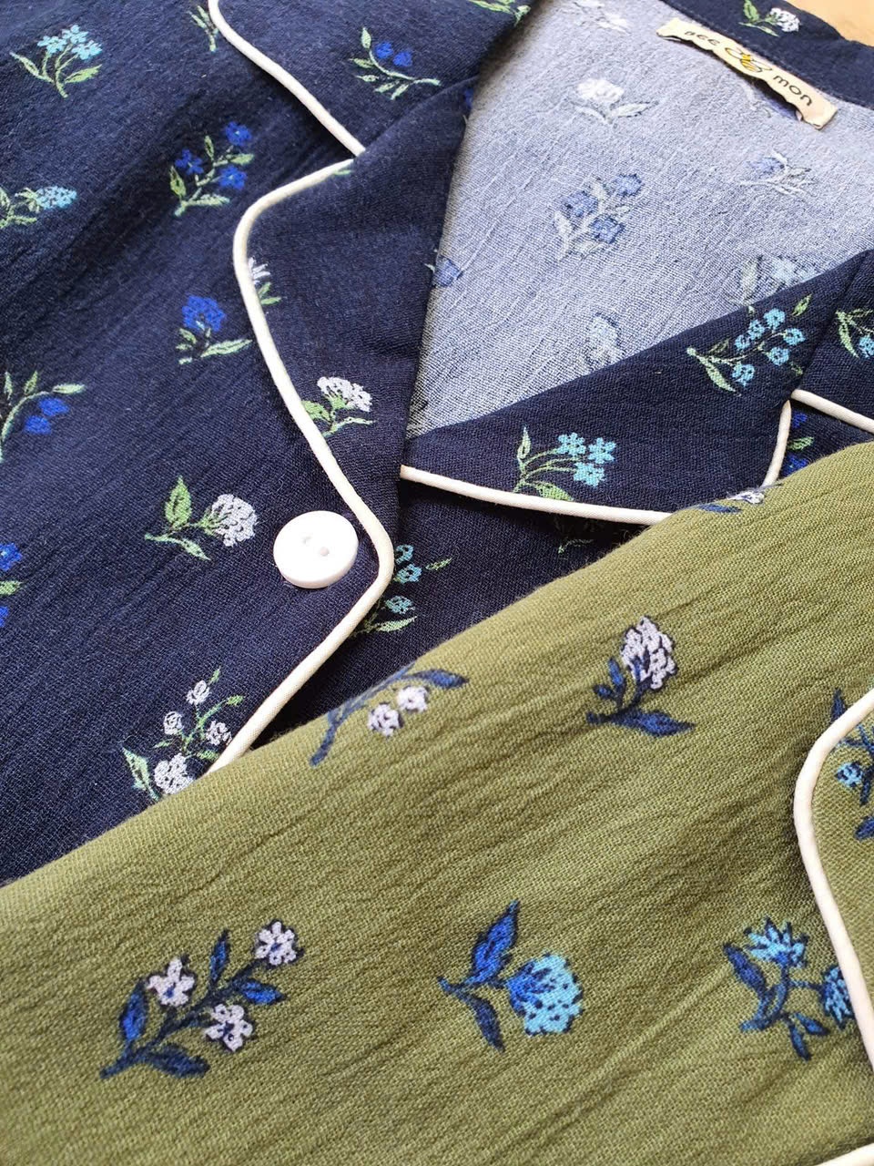Bộ mặc nhà Beemon người lớn, áo cổ pijama, ngắn tay, quần dài, họa tiết hoa nhí,