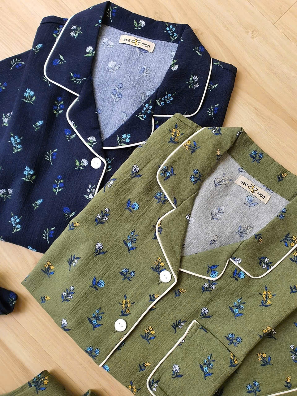 Bộ mặc nhà Beemon người lớn, áo cổ pijama, ngắn tay, quần dài, họa tiết hoa nhí,