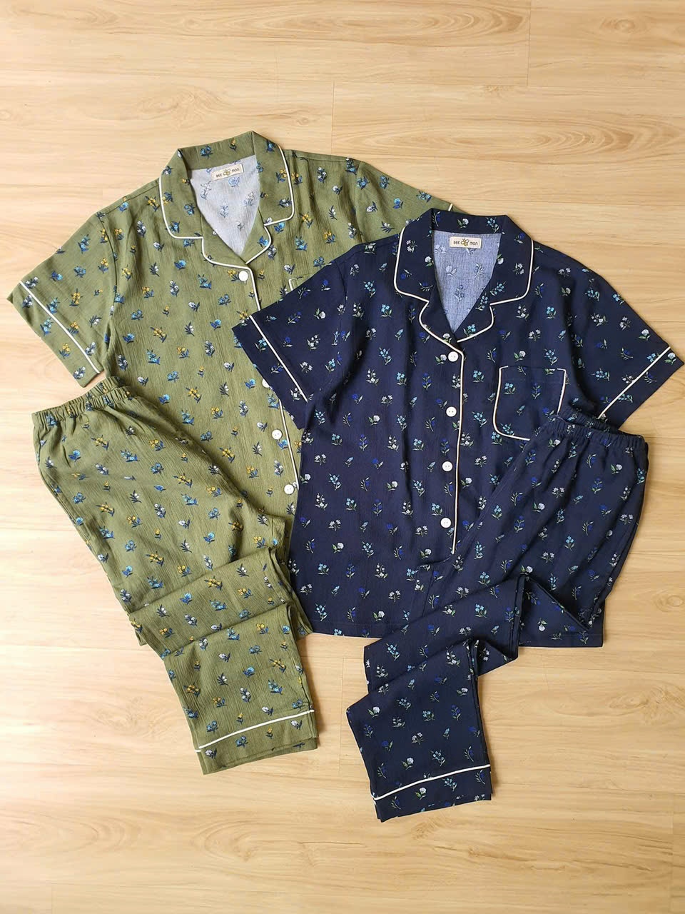 Bộ mặc nhà Beemon người lớn, áo cổ pijama, ngắn tay, quần dài, họa tiết hoa nhí,