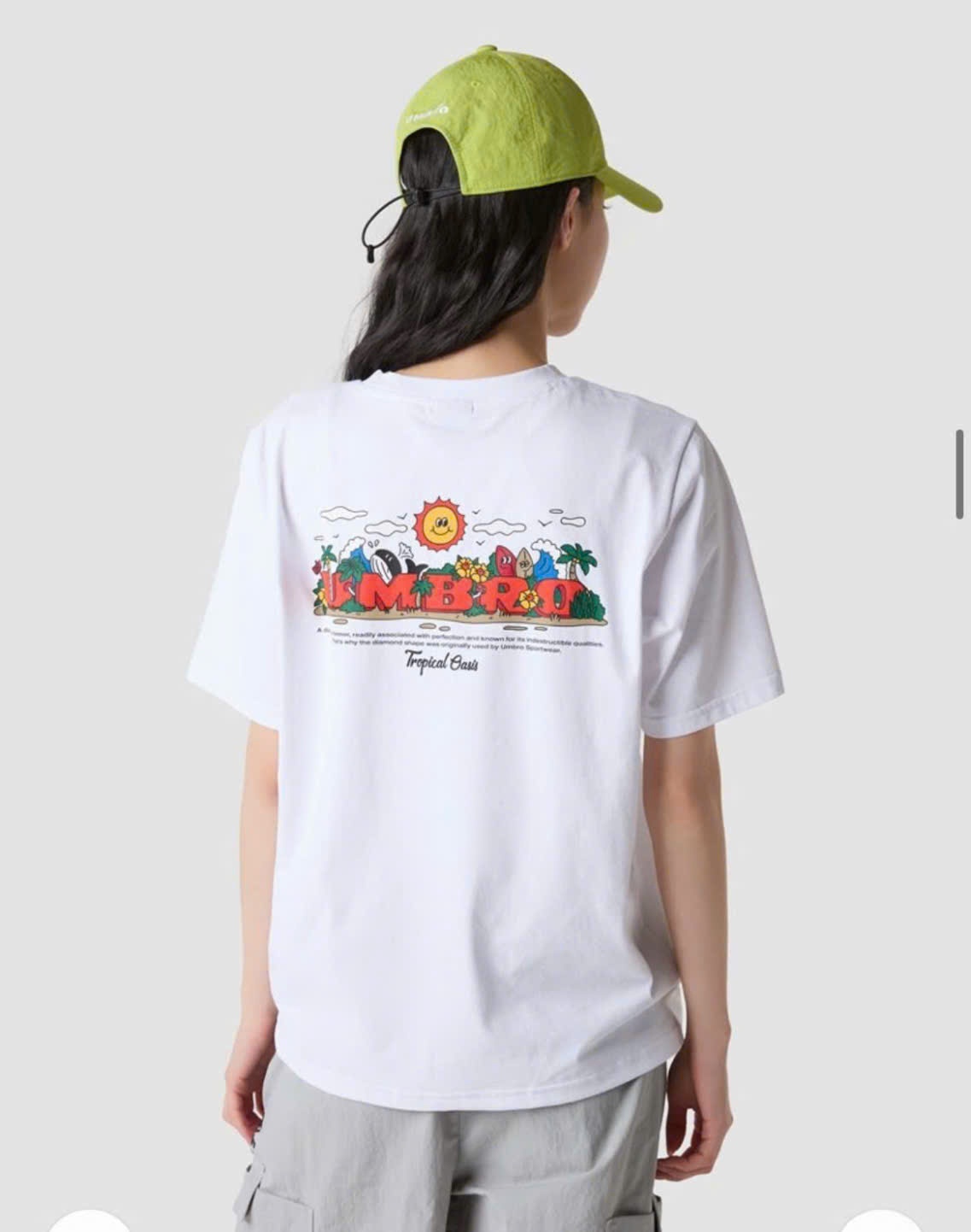 Áo phông cổ tròn,ngắn tay, logo chữ và hình thoi nhỏ trước ngực, sau lưng chữ Umbro vàng sau lưng, 2 màu