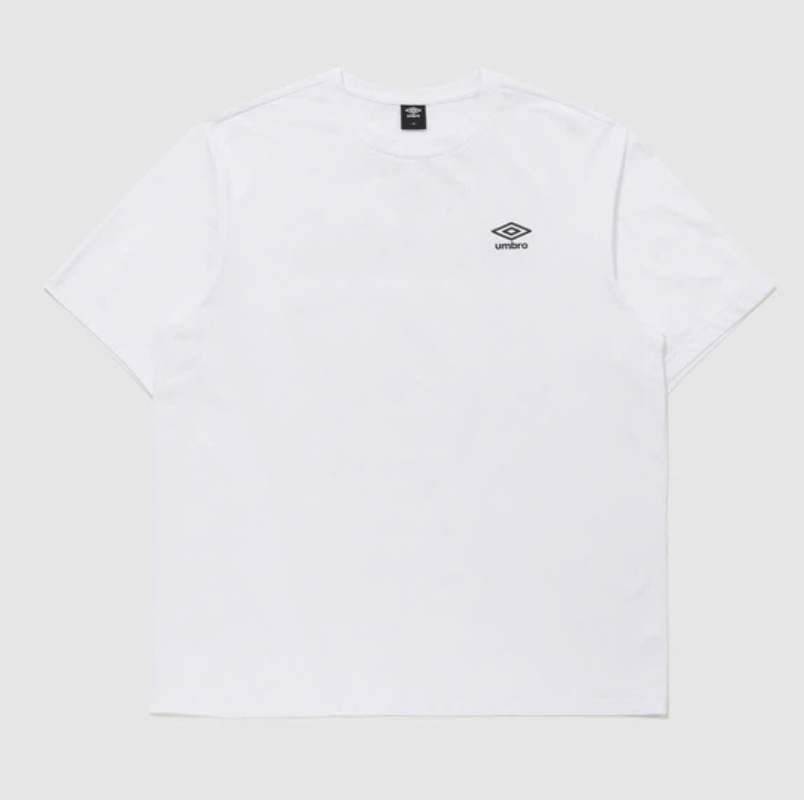 Áo phông cổ tròn,ngắn tay, logo chữ và hình thoi nhỏ trước ngực, sau lưng chữ Umbro vàng sau lưng, 2 màu