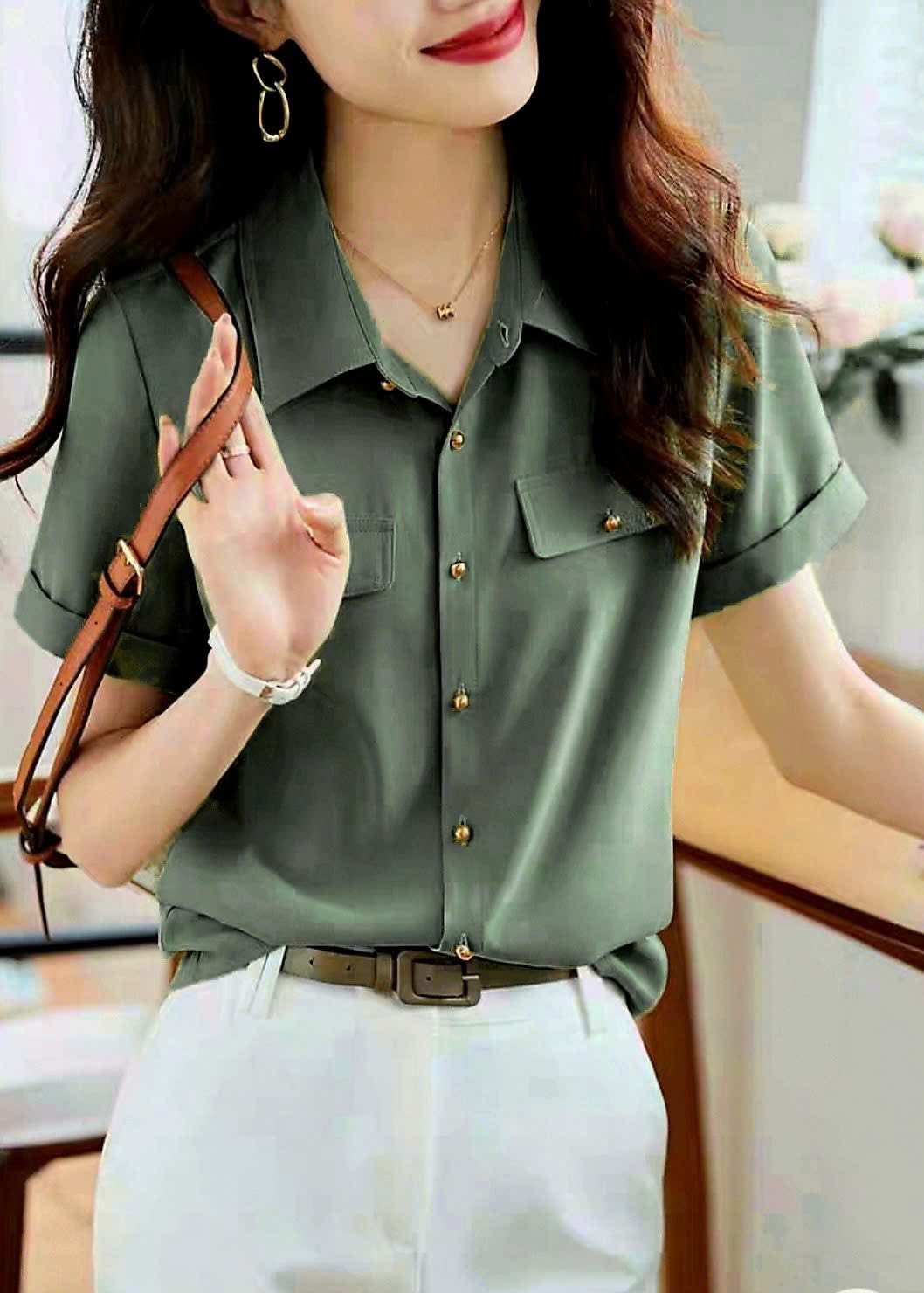 Sơ mi cổ đức, ngắn tay, nắp túi trước, xẻ 2 bên hông, màu rêu