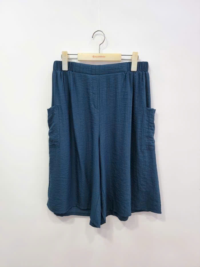 Quần suông lửng short chất pha rayon, cạp chun, 2 túi hộp hông, 2 màu