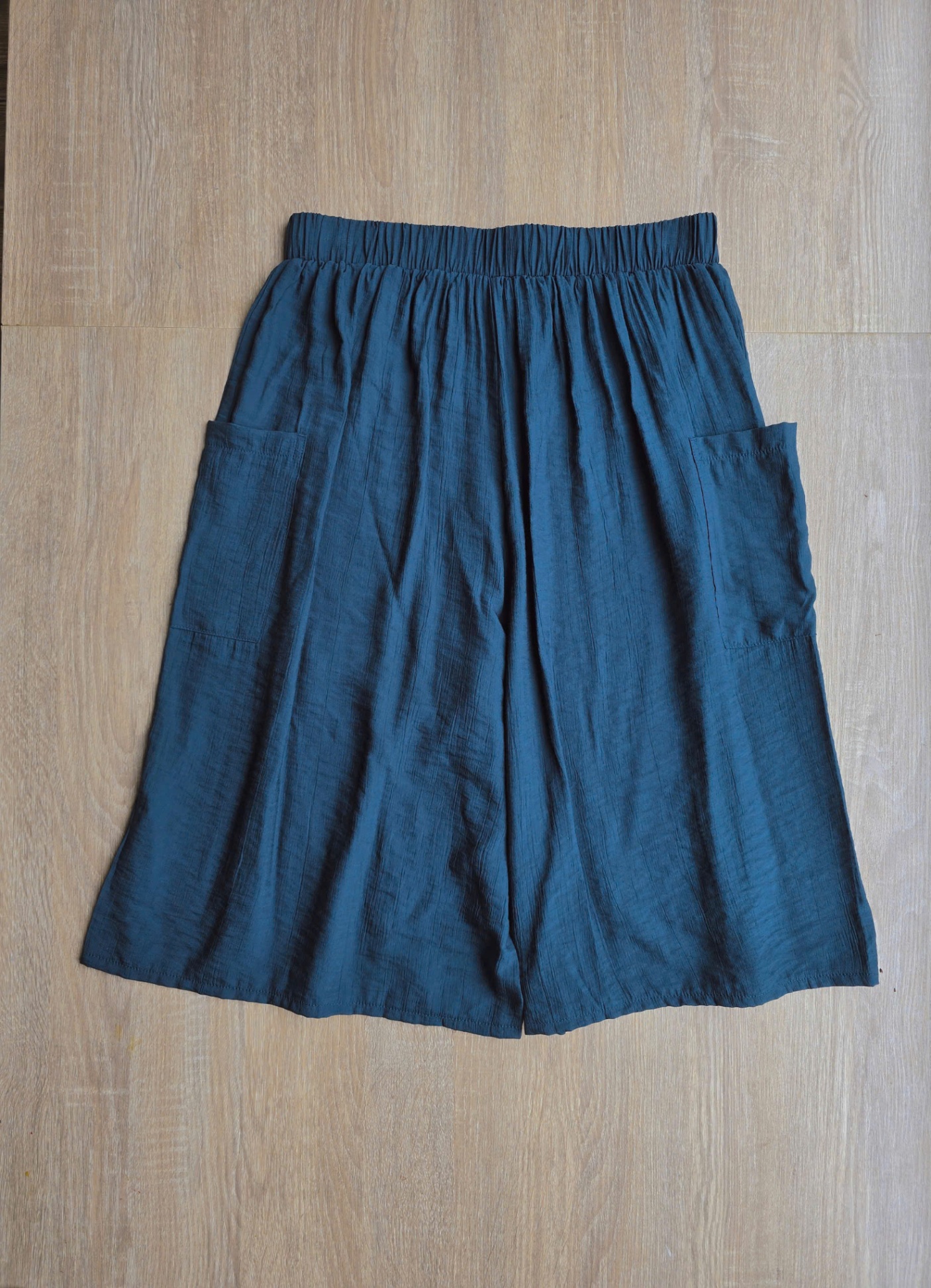 Quần suông lửng short chất pha rayon, cạp chun, 2 túi hộp hông, 2 màu