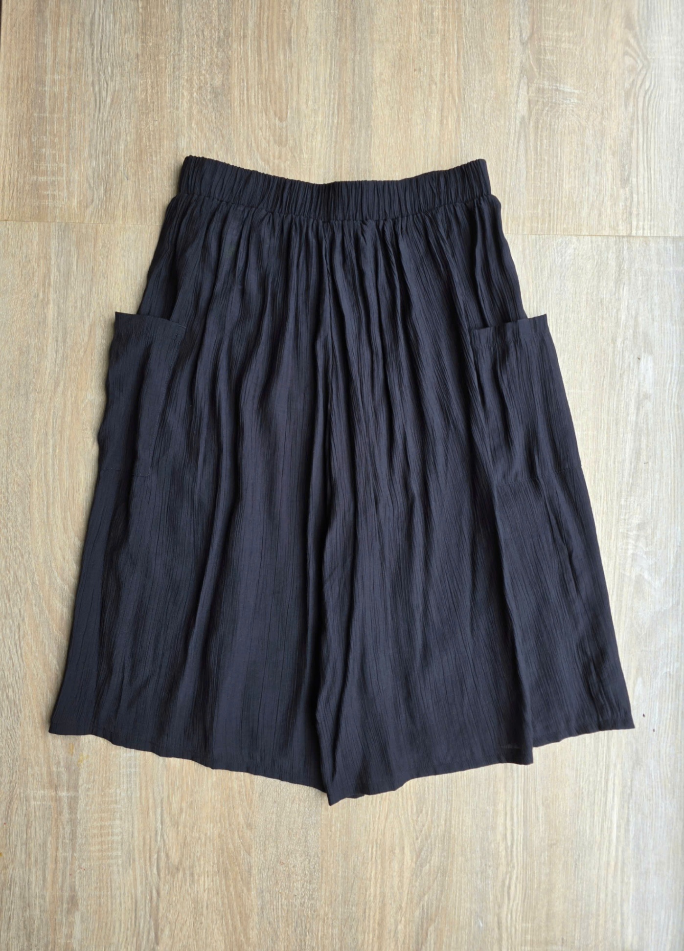 Quần suông lửng short chất pha rayon, cạp chun, 2 túi hộp hông, 2 màu