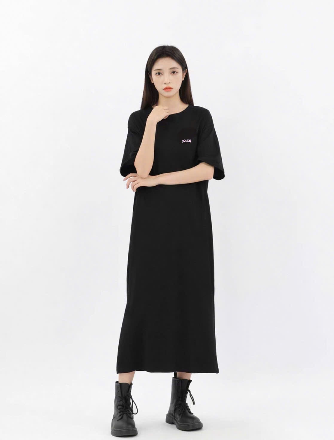 Váy liền phông oversize cổ tròn, ngắn tay, xẻ cao dưới gấu, chữ Boston nhỏ trước ngực, sau chữ to, 2 màu