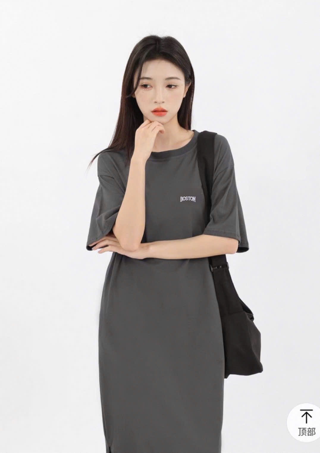 Váy liền phông oversize cổ tròn, ngắn tay, xẻ cao dưới gấu, chữ Boston nhỏ trước ngực, sau chữ to, 2 màu