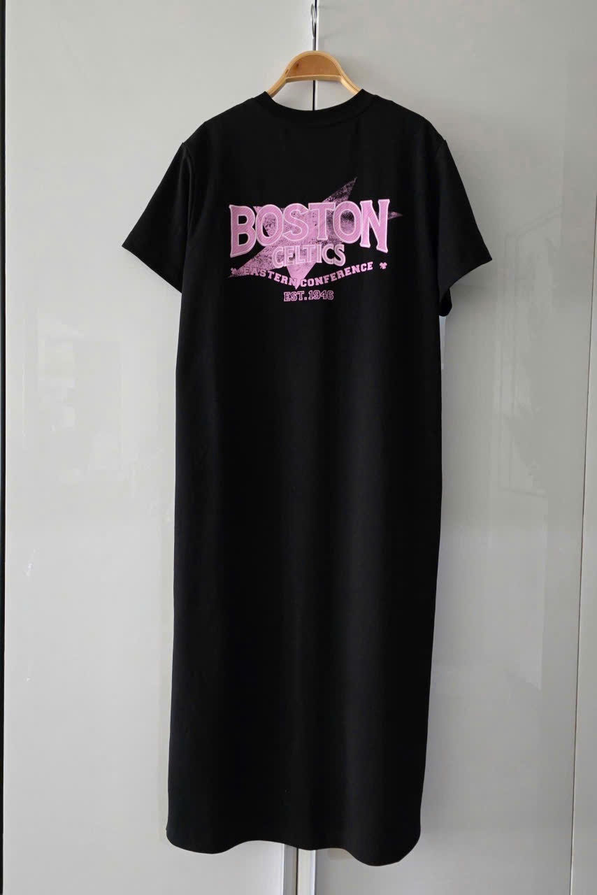 Váy liền phông oversize cổ tròn, ngắn tay, xẻ cao dưới gấu, chữ Boston nhỏ trước ngực, sau chữ to, 2 màu