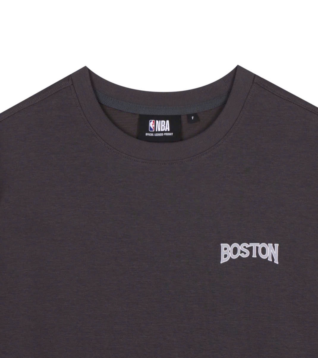 Váy liền phông oversize cổ tròn, ngắn tay, xẻ cao dưới gấu, chữ Boston nhỏ trước ngực, sau chữ to, 2 màu