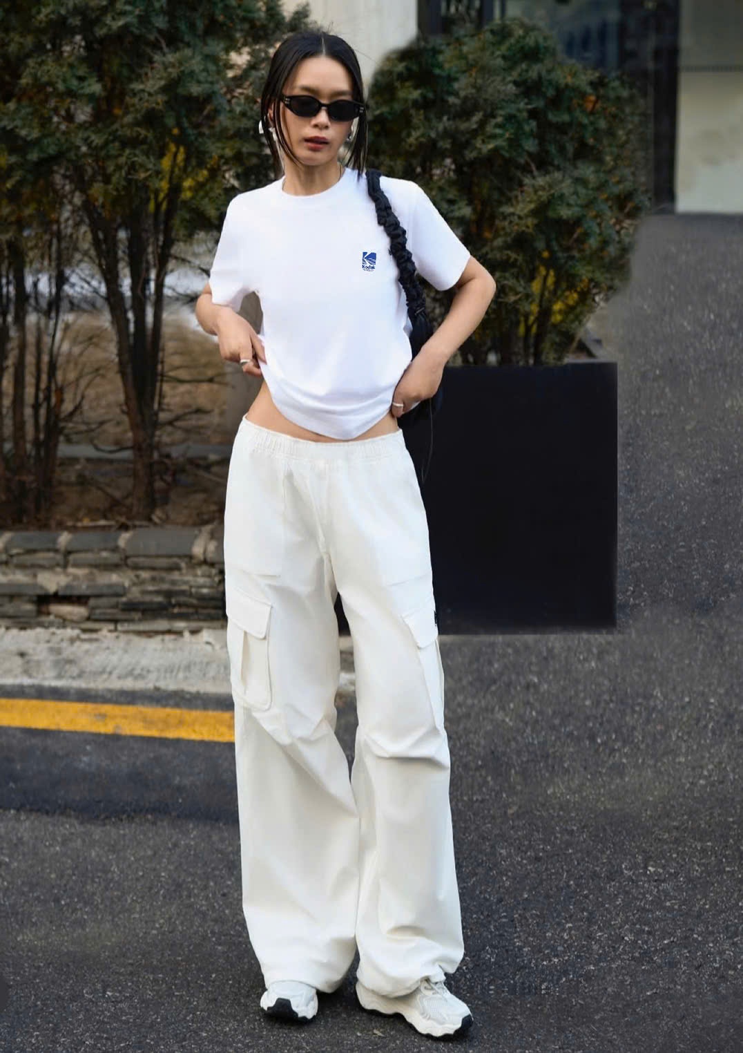 Áo phông cổ tròn, ngắn tay, chữ nhỏ trước ngực, sau lưng chữ to , 2 màu