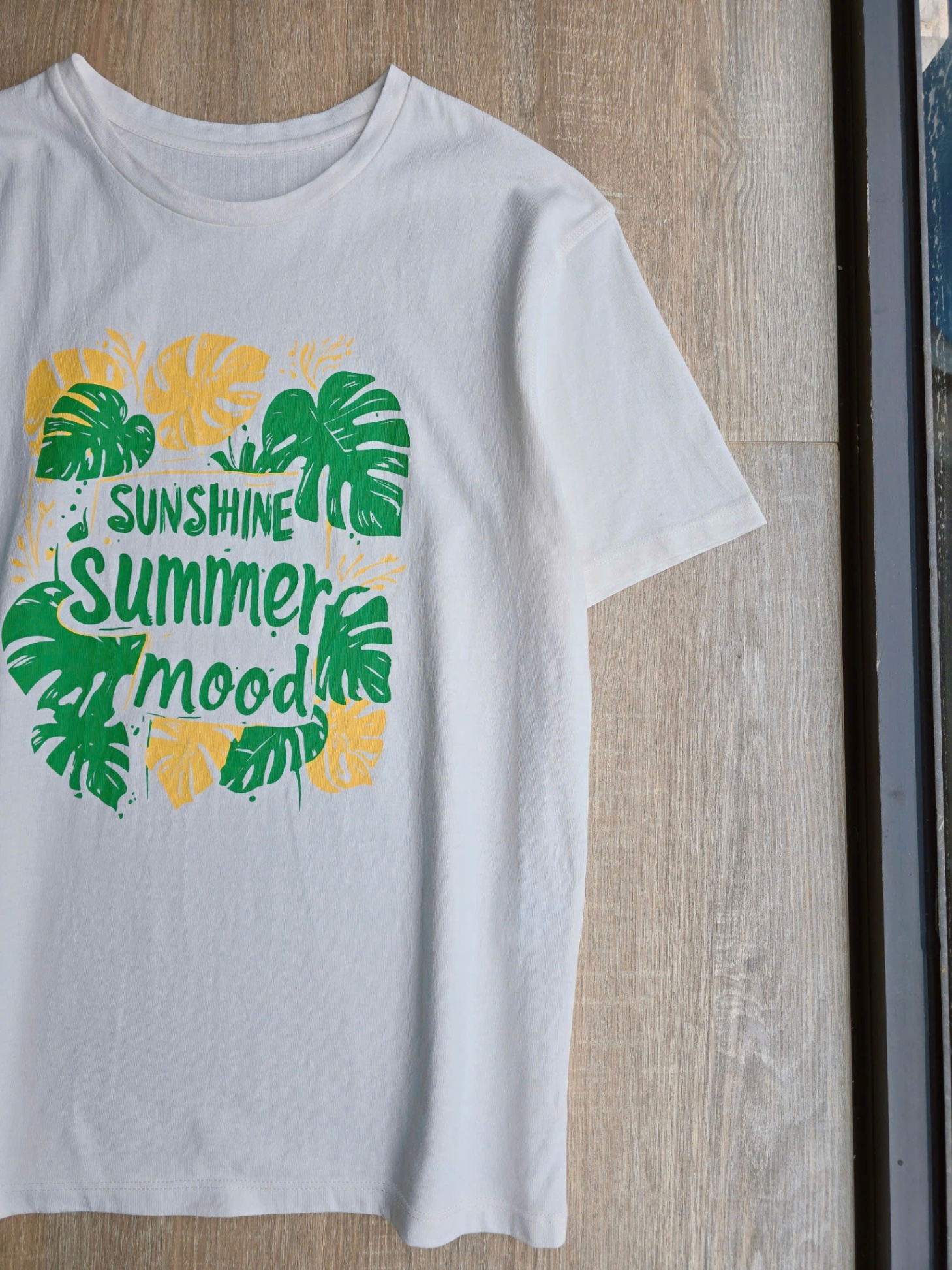 Áo phông cổ tròn,ngắn tay, hoa tiết lá cây, chữ sunshine summer mood trước ngực, 3 màu