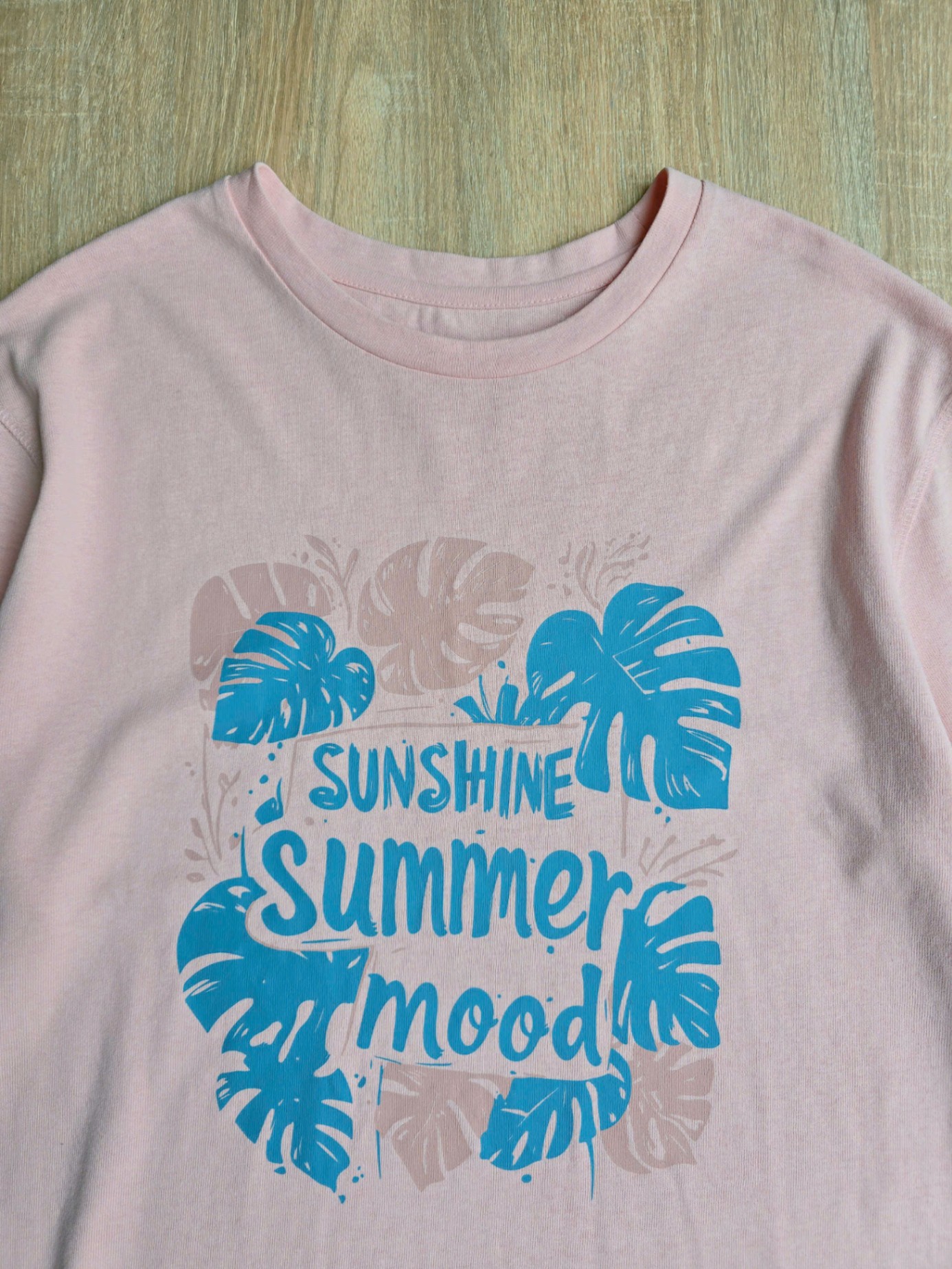 Áo phông cổ tròn,ngắn tay, hoa tiết lá cây, chữ sunshine summer mood trước ngực, 3 màu