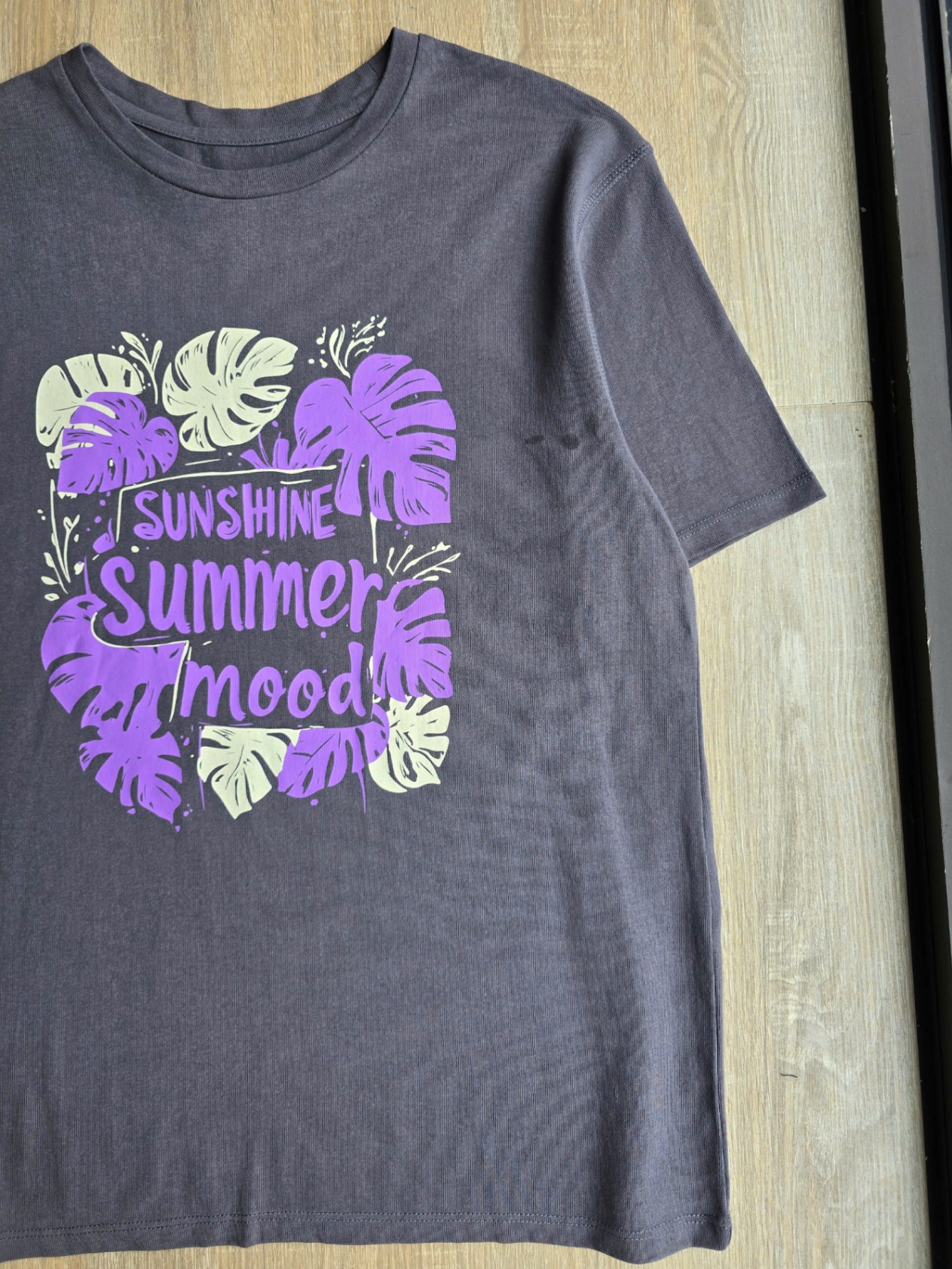 Áo phông cổ tròn,ngắn tay, hoa tiết lá cây, chữ sunshine summer mood trước ngực, 3 màu