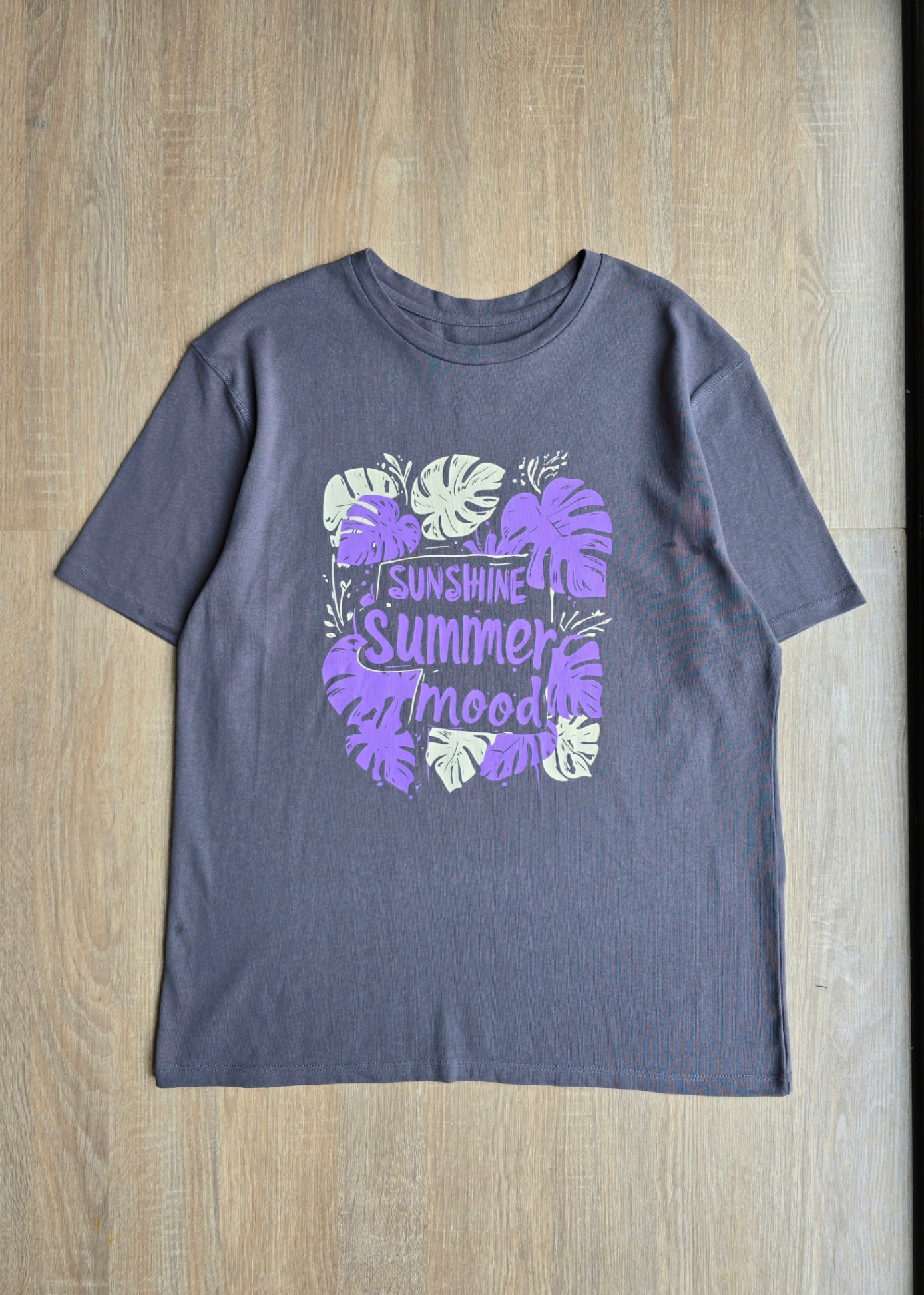 Áo phông cổ tròn,ngắn tay, hoa tiết lá cây, chữ sunshine summer mood trước ngực, 3 màu