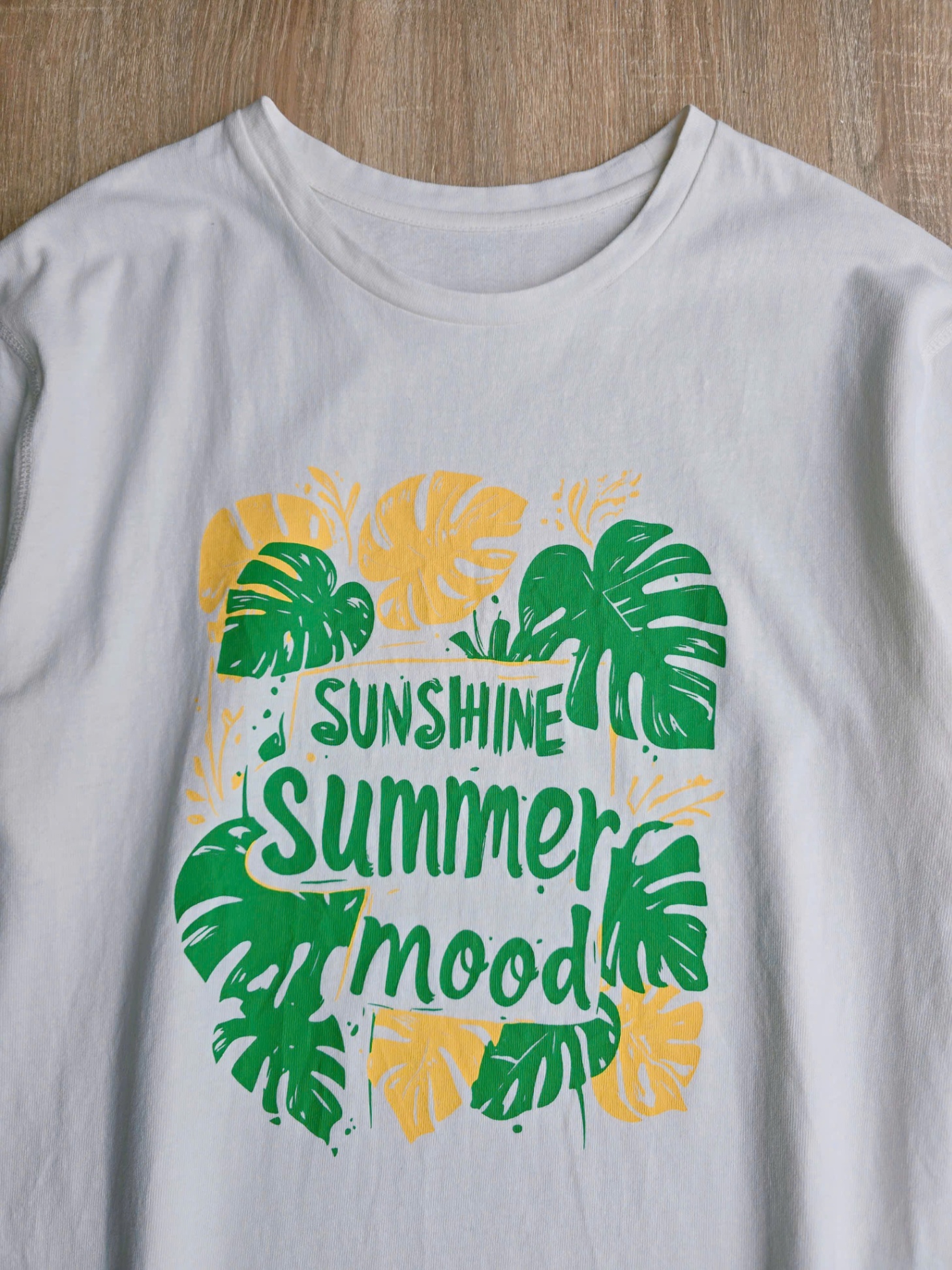 Áo phông cổ tròn,ngắn tay, hoa tiết lá cây, chữ sunshine summer mood trước ngực, 3 màu