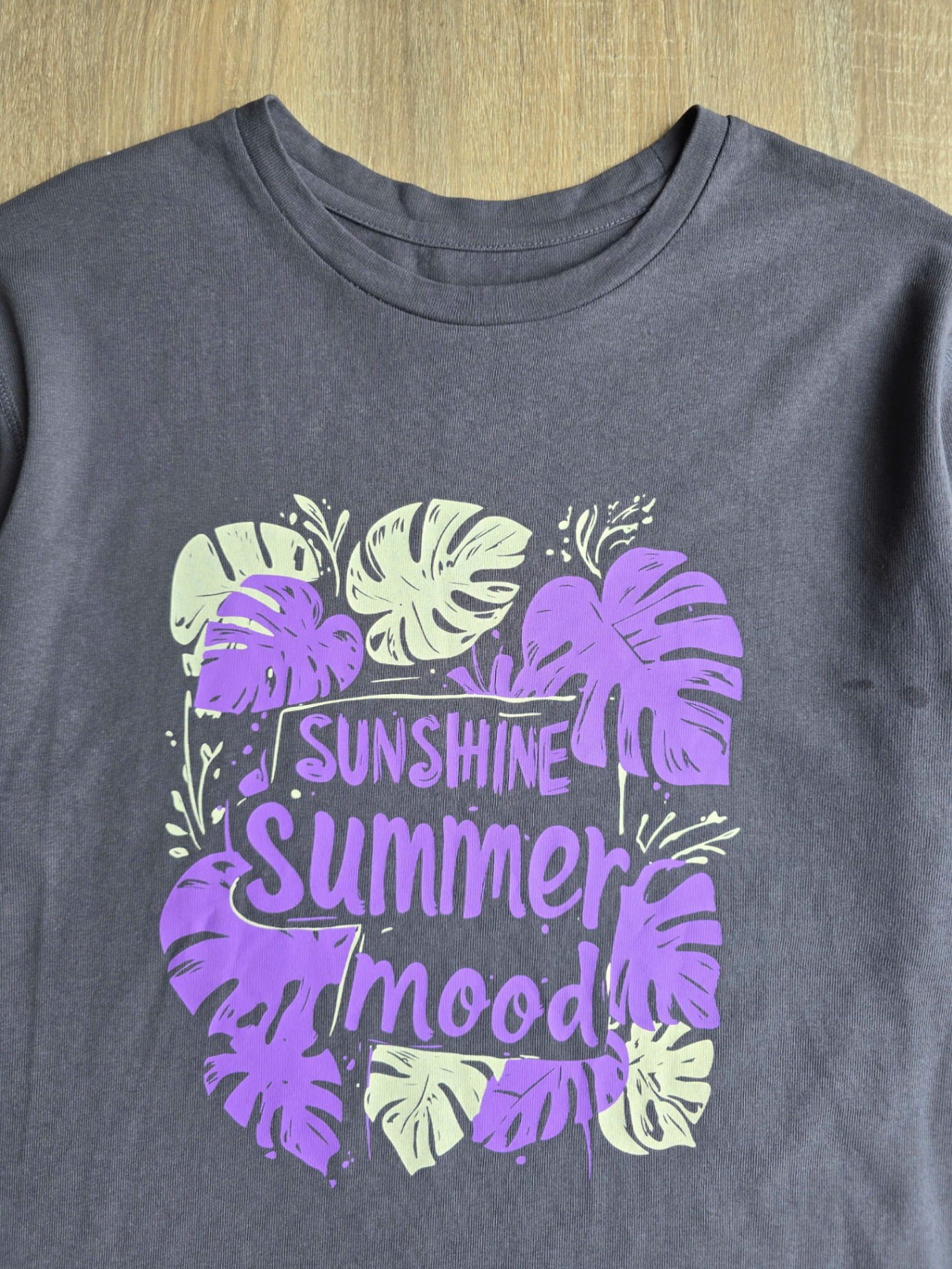 Áo phông cổ tròn,ngắn tay, hoa tiết lá cây, chữ sunshine summer mood trước ngực, 3 màu