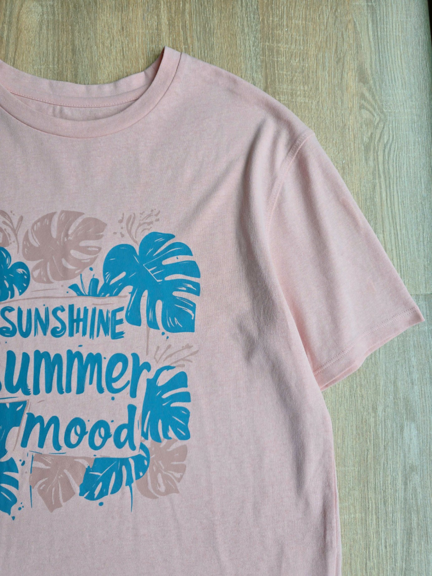 Áo phông cổ tròn,ngắn tay, hoa tiết lá cây, chữ sunshine summer mood trước ngực, 3 màu
