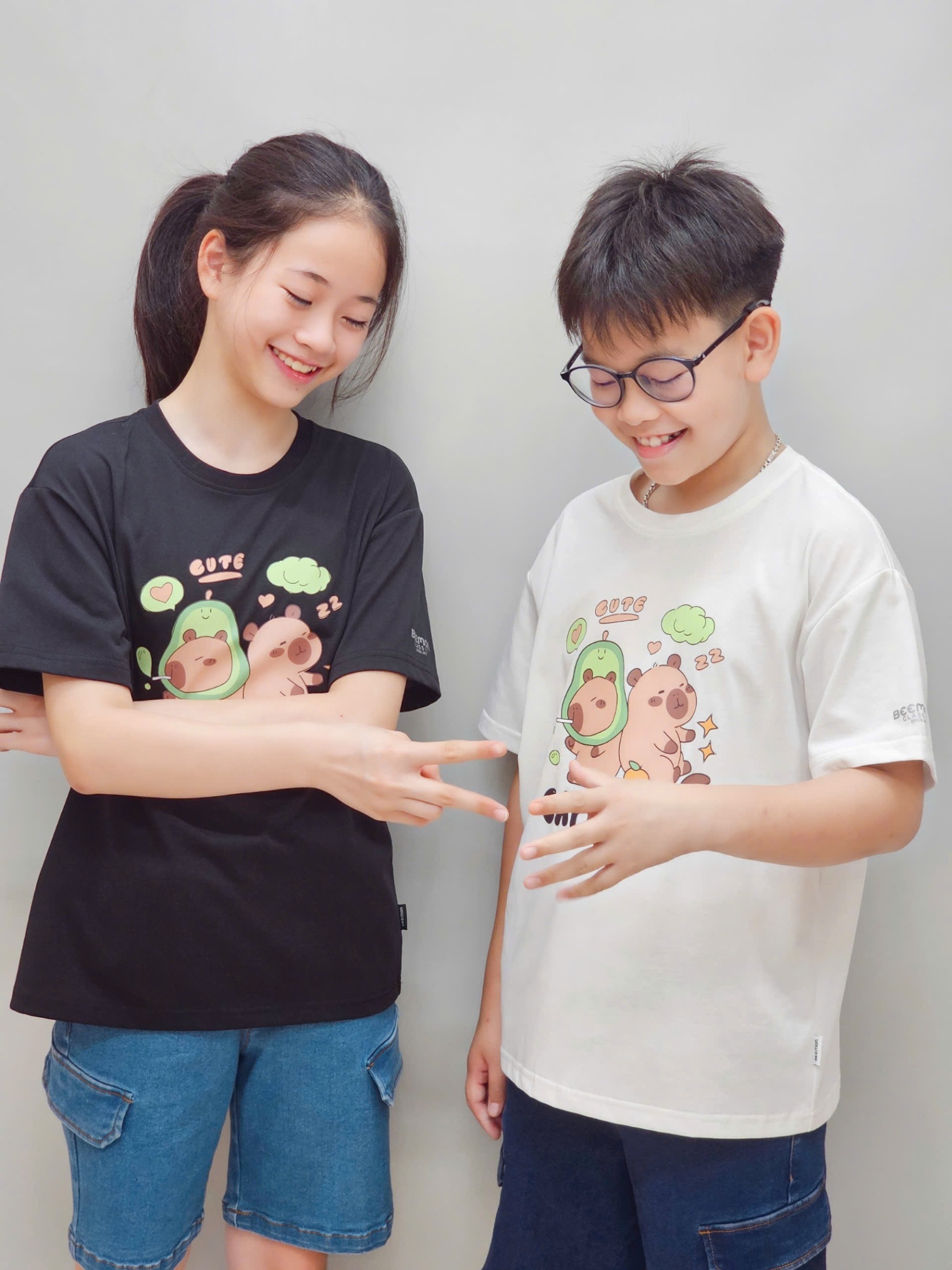 Áo phông trẻ em, cổ tròn, ngắn tay, hình 2 Capybara trước ngực, 4 màu