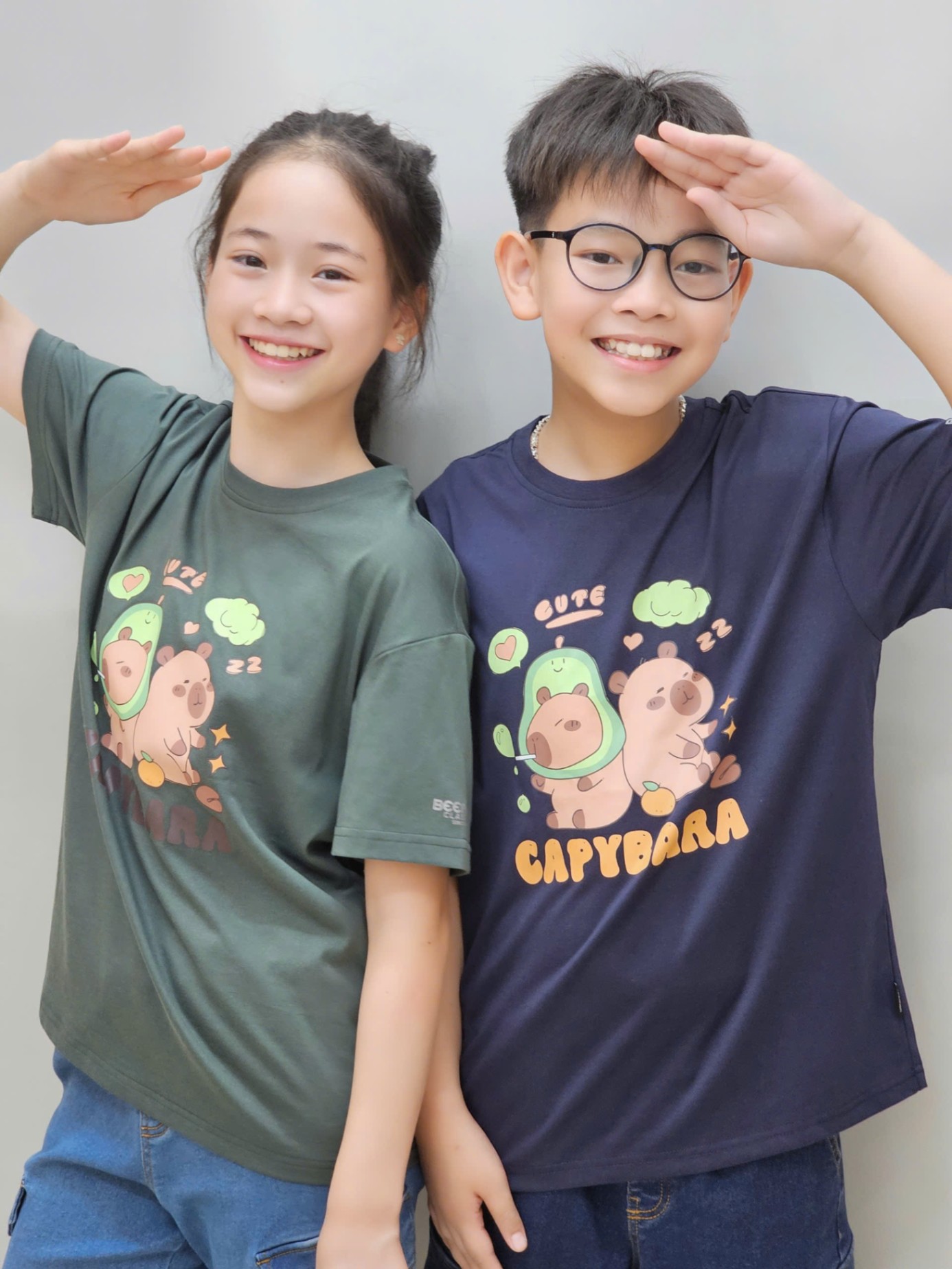 Áo phông trẻ em, cổ tròn, ngắn tay, hình 2 Capybara trước ngực, 4 màu