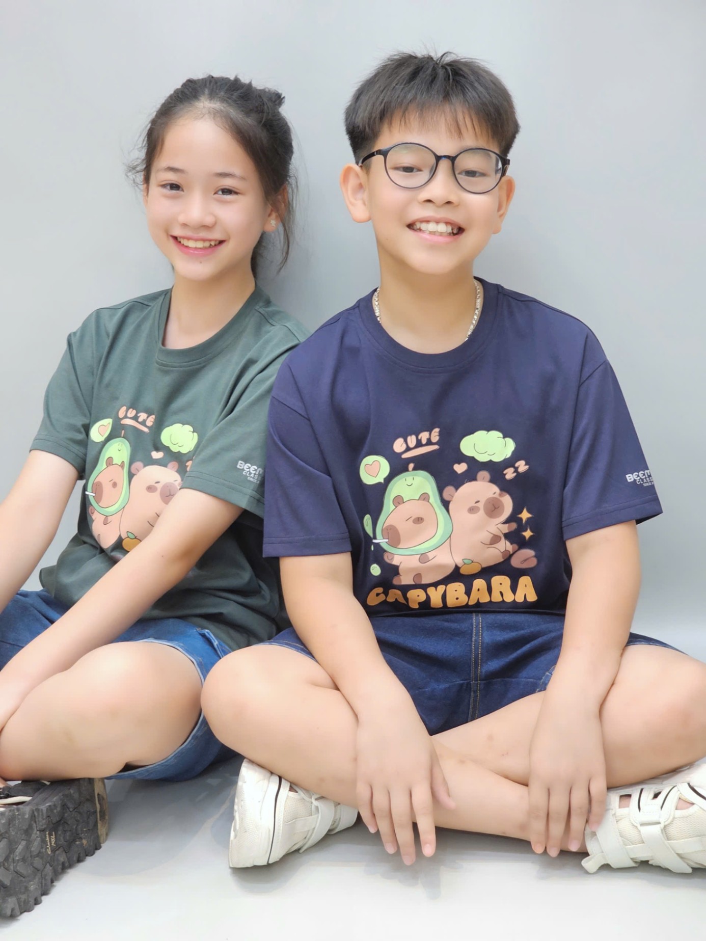 Áo phông trẻ em, cổ tròn, ngắn tay, hình 2 Capybara trước ngực, 4 màu