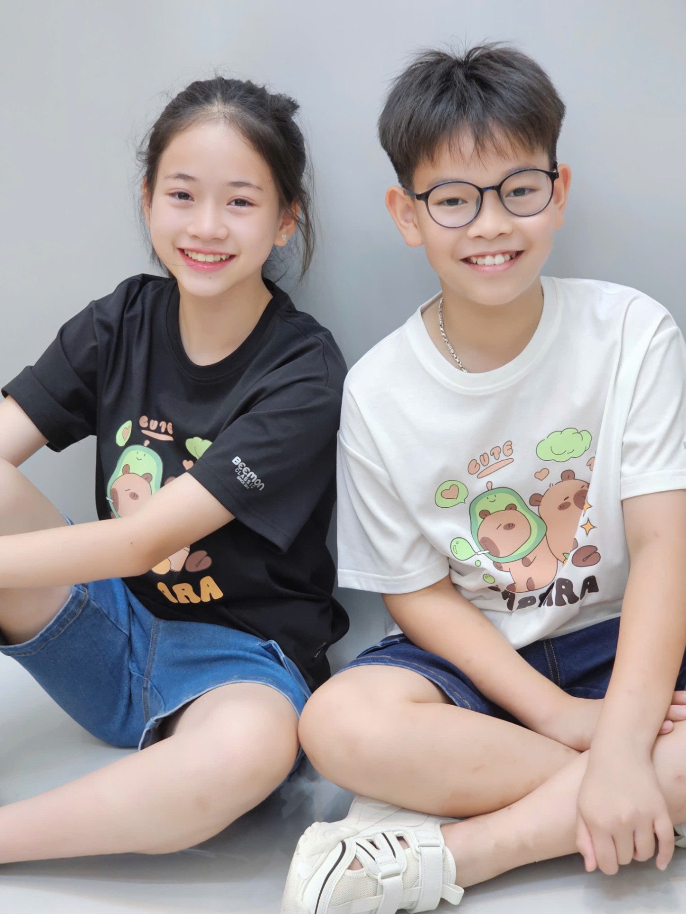 Áo phông trẻ em, cổ tròn, ngắn tay, hình 2 Capybara trước ngực, 4 màu