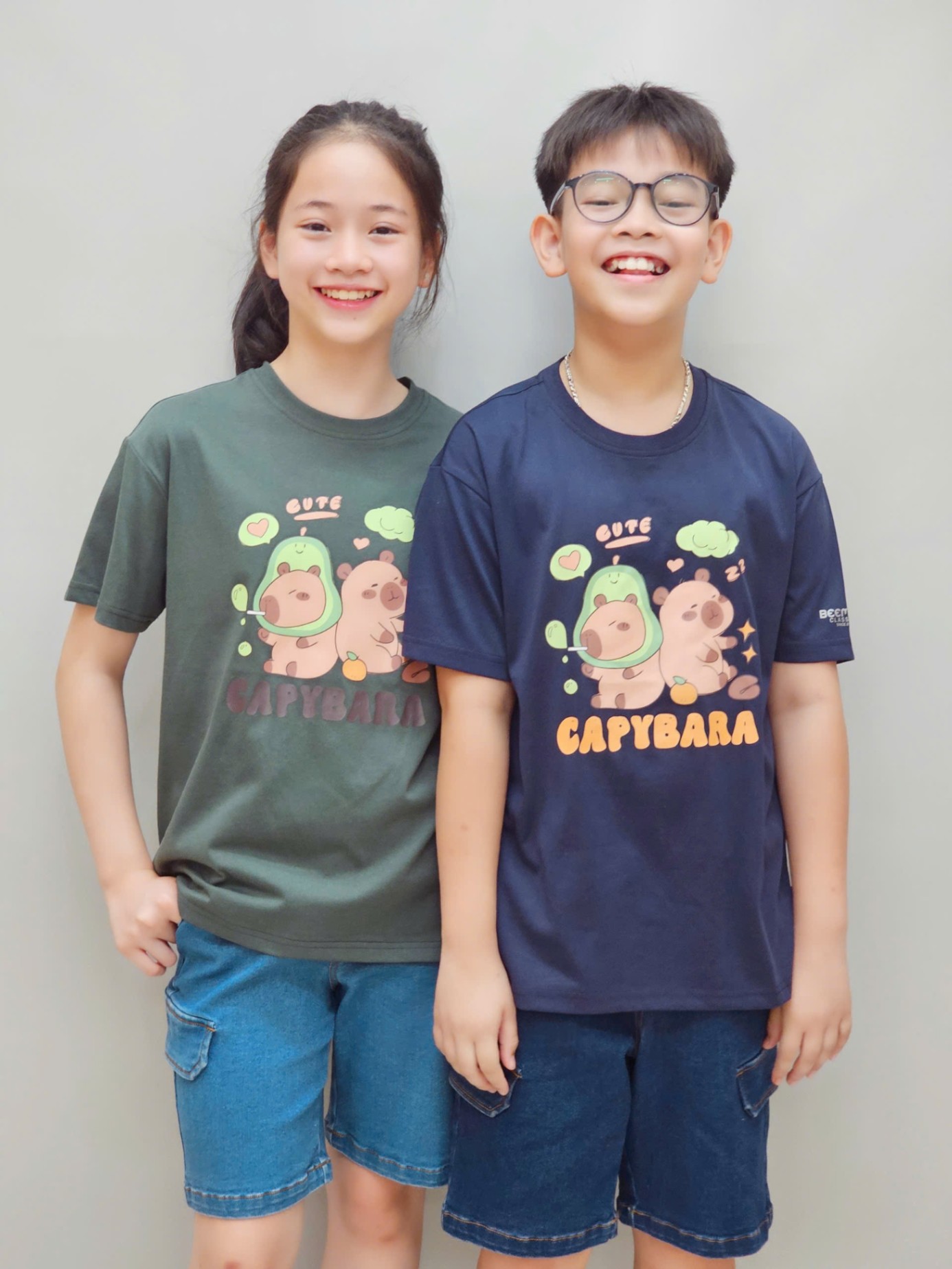 Áo phông trẻ em, cổ tròn, ngắn tay, hình 2 Capybara trước ngực, 4 màu