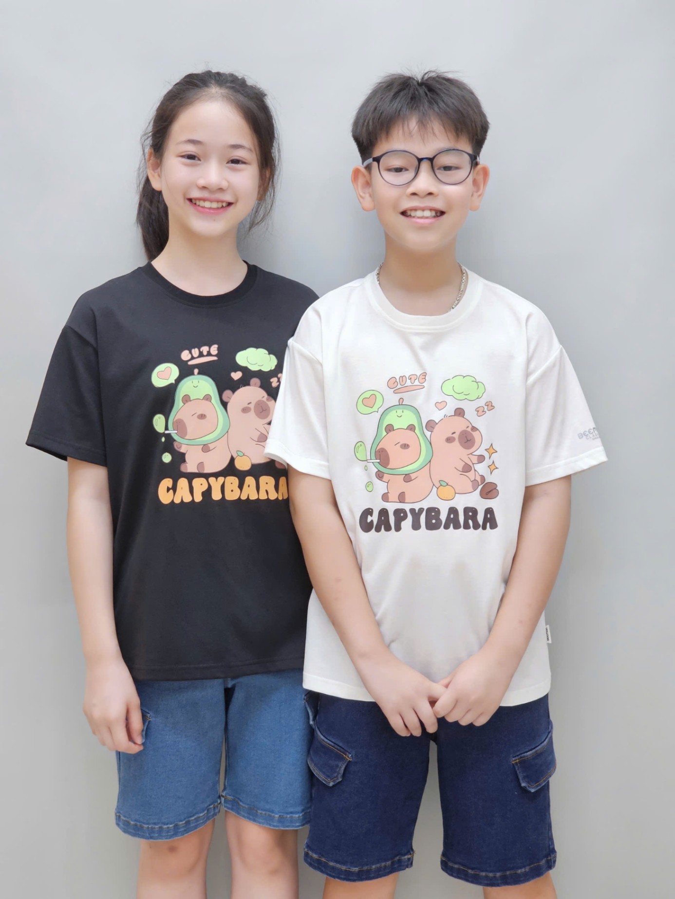 Áo phông trẻ em, cổ tròn, ngắn tay, hình 2 Capybara trước ngực, 4 màu