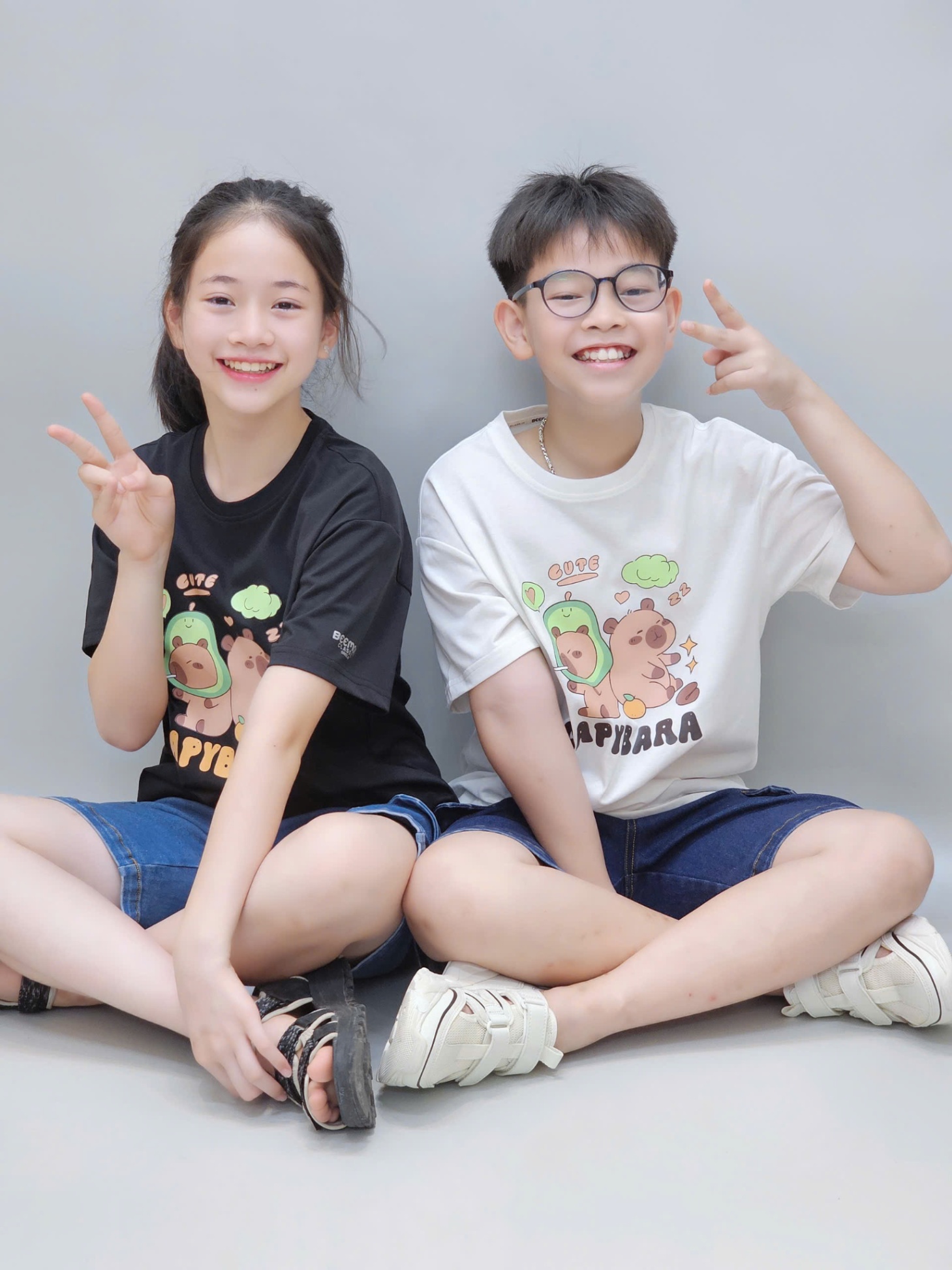 Áo phông trẻ em, cổ tròn, ngắn tay, hình 2 Capybara trước ngực, 4 màu
